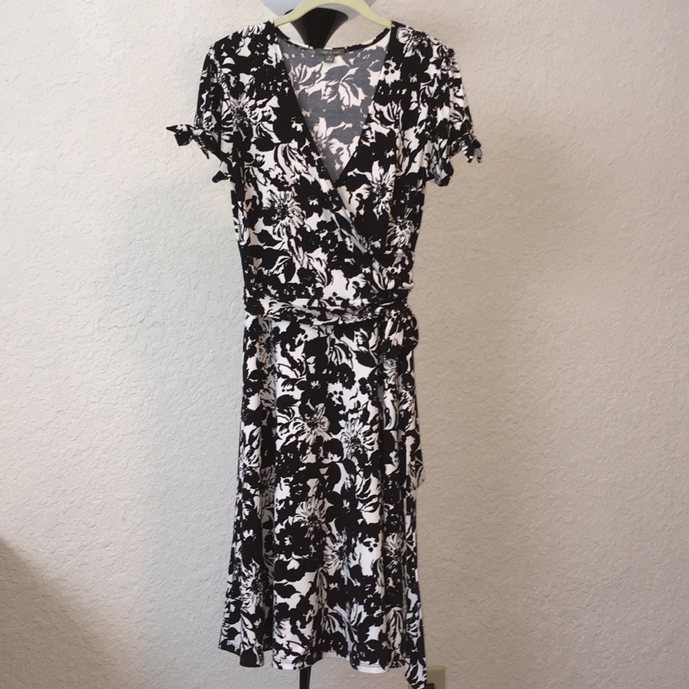 Pretty faux-wrap dress in black & white floral!